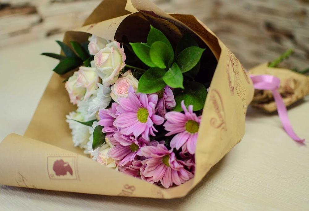 Букет цветов из: Розы и Хризантемы в Атиге