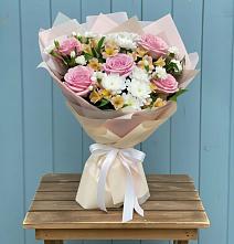 Букет цветов из:  Гвоздики, Орхидеи и Розы в Атиге