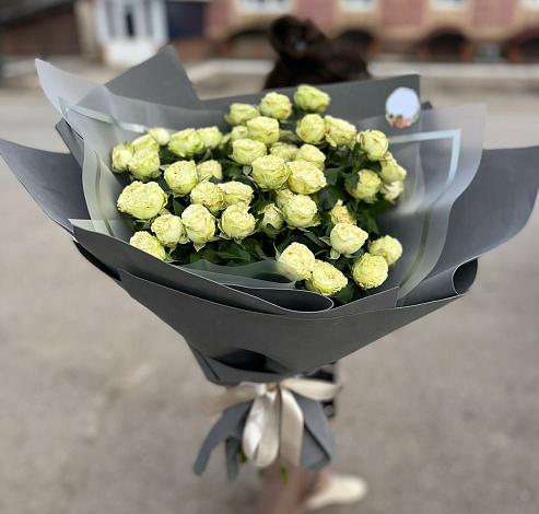 Букет Белые кустовые розы Солинеро в Атиге