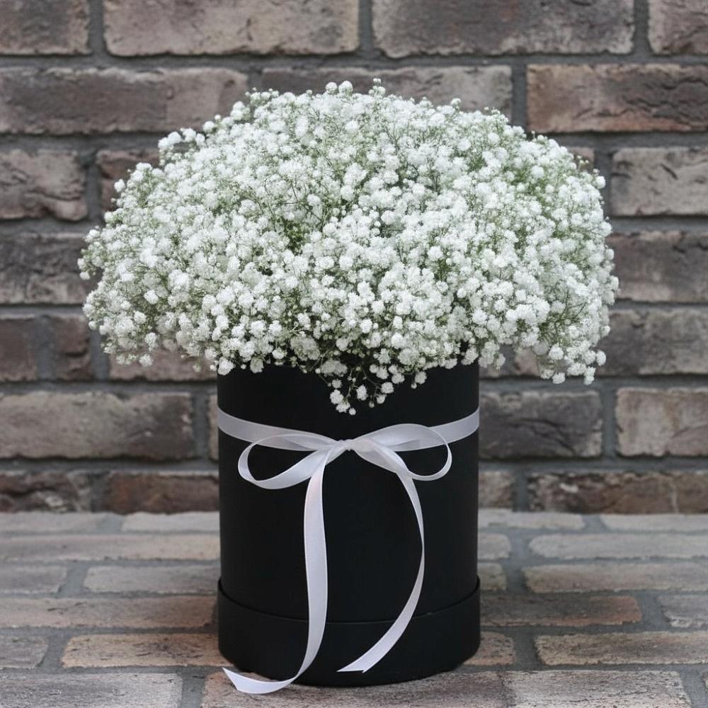 Цветочная композиция из Гипсофила в шляпной коробке в Атиге