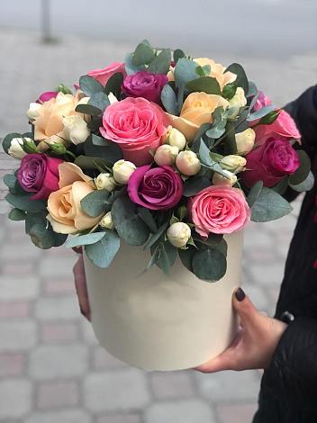 Цветочная композиция из Розы в шляпной коробке в Атиге