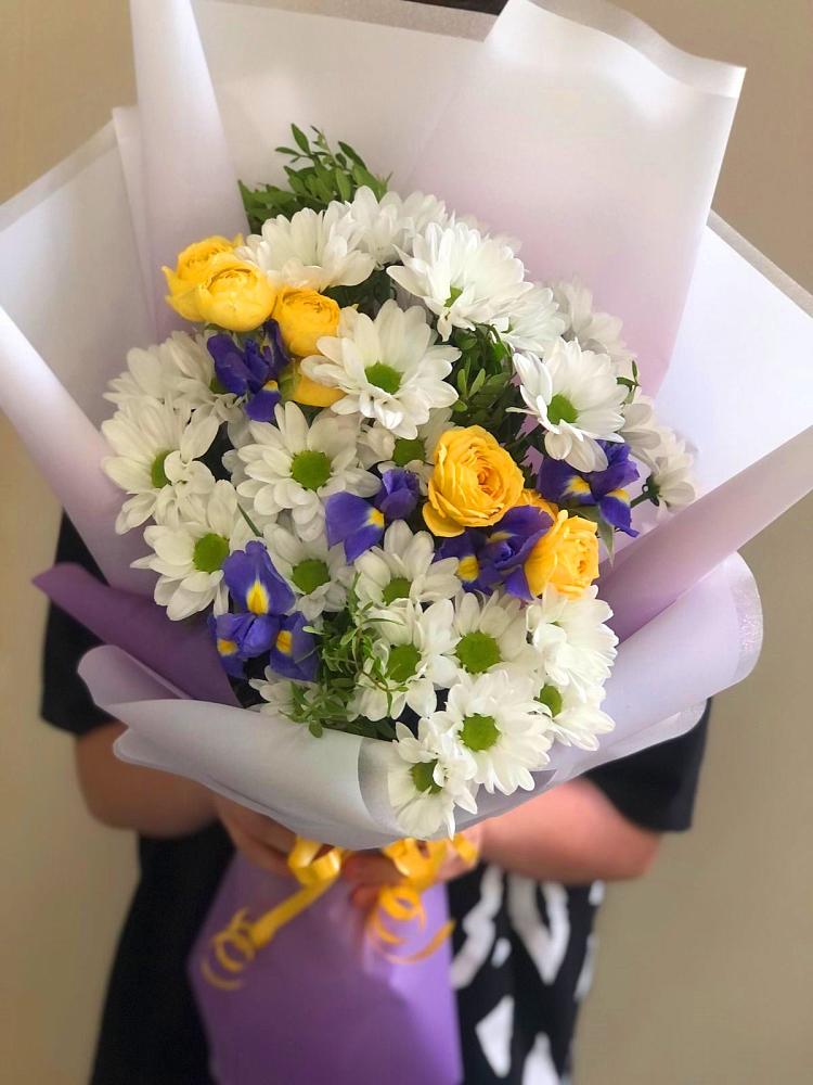 Букет цветов из: Ирисы, Хризантемы и Розы в Атиге