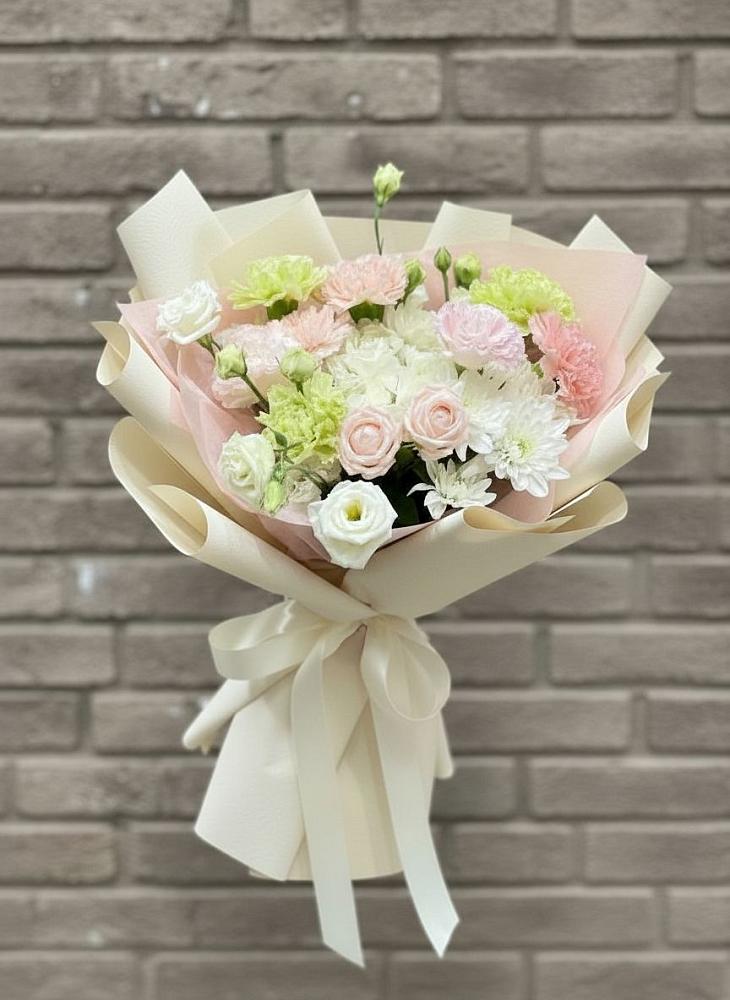 Букет цветов из: Гвоздики, Розы, Лизиантусы и Хризантемы в Атиге