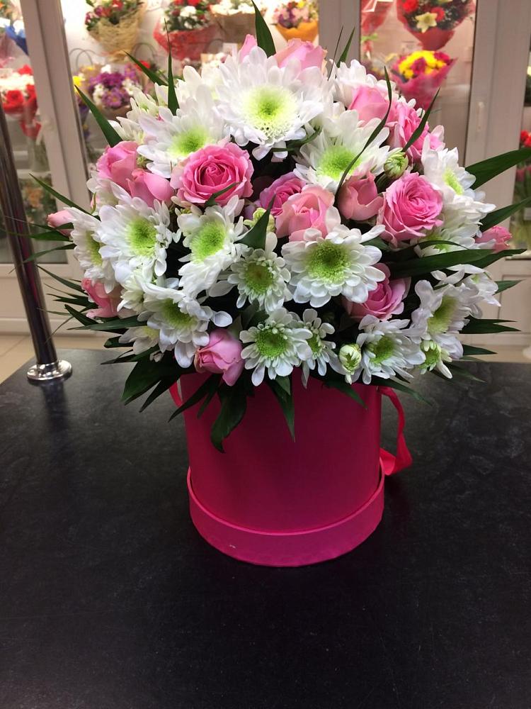 Цветочная композиция из Розы и Хризантемы в шляпной коробке в Атиге