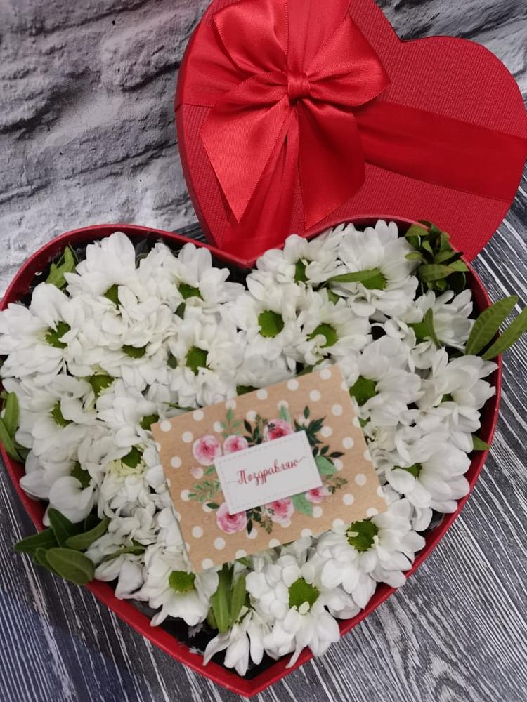 Цветочная композиция из Хризантемы в виде сердца в Атиге