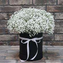 Цветочная композиция из Гипсофила в шляпной коробке в Атиге
