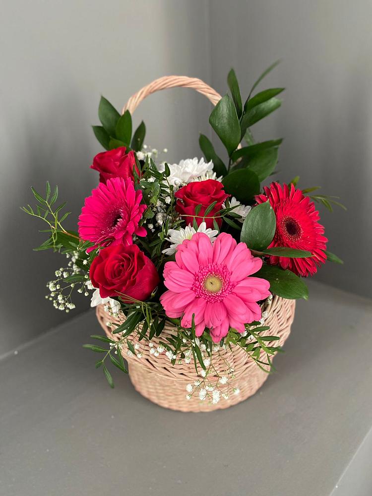 Цветочная композиция из Розы, Хризантемы и Герберы в корзине в Атиге