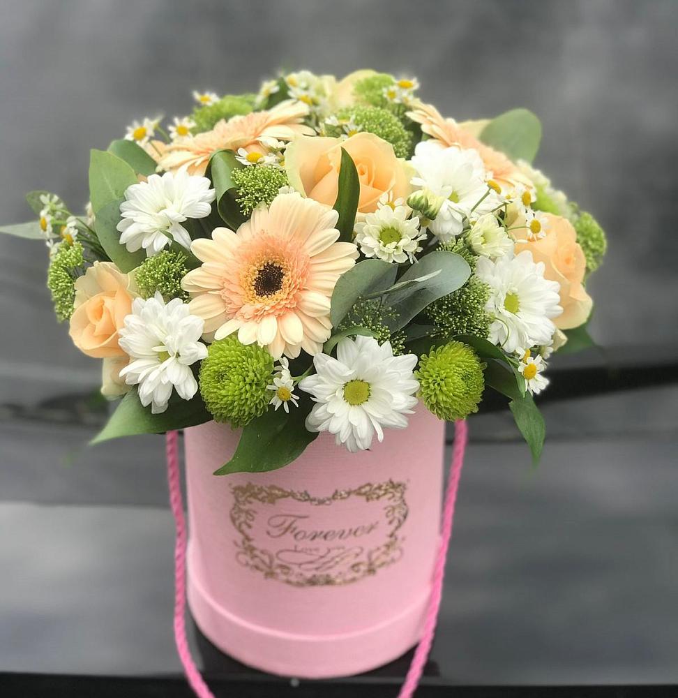 Цветочная композиция из Розы, Герберы и Хризантемы в шляпной коробке в Атиге