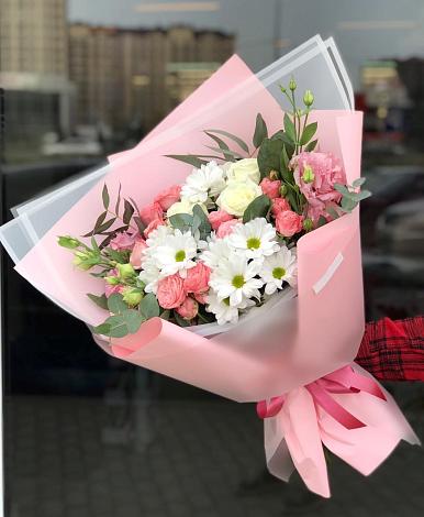 Букет цветов из: Розы, Лизиантусы и Хризантемы в Атиге