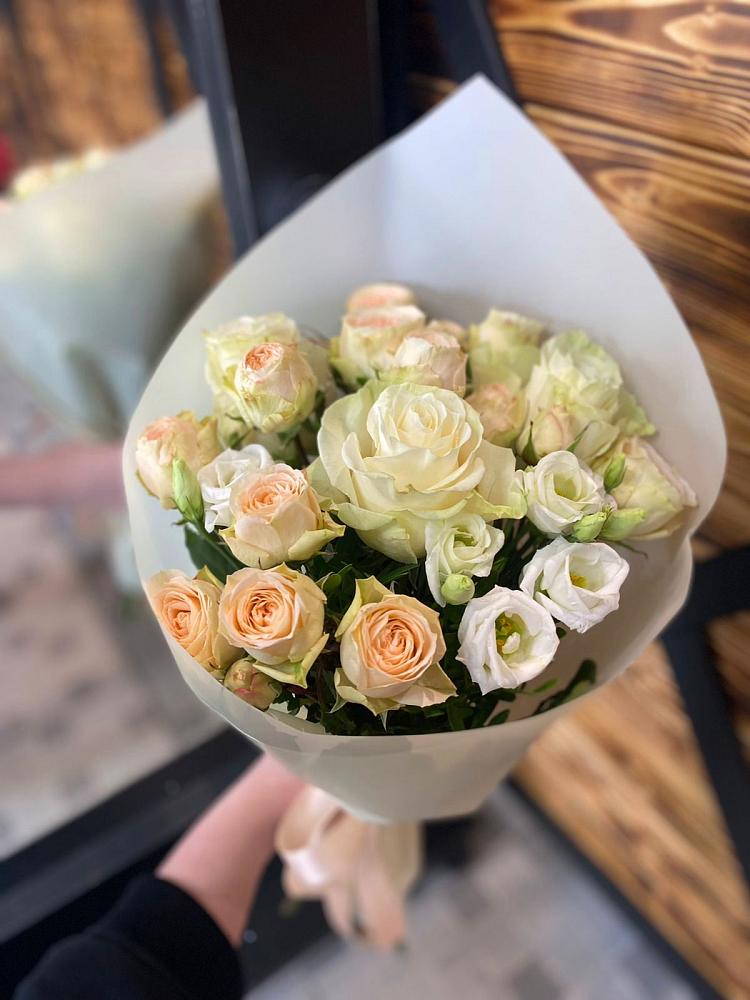 Букет цветов из: Розы и Лизиантусы в Атиге